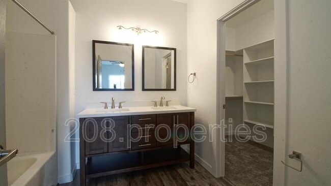 Building Photo - 2188 W Bella Ln