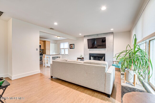 Building Photo - 1331 Sunset Ave