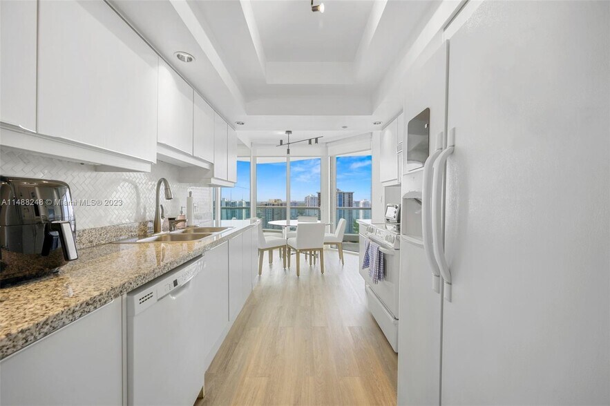 Building Photo - 7000 Island Blvd