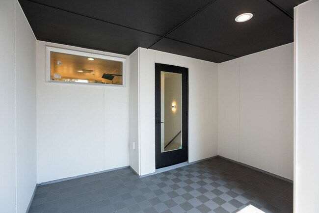 Building Photo - New Modern Ballard Townhouse | 3BR/2BA | Private Patio & Backyard