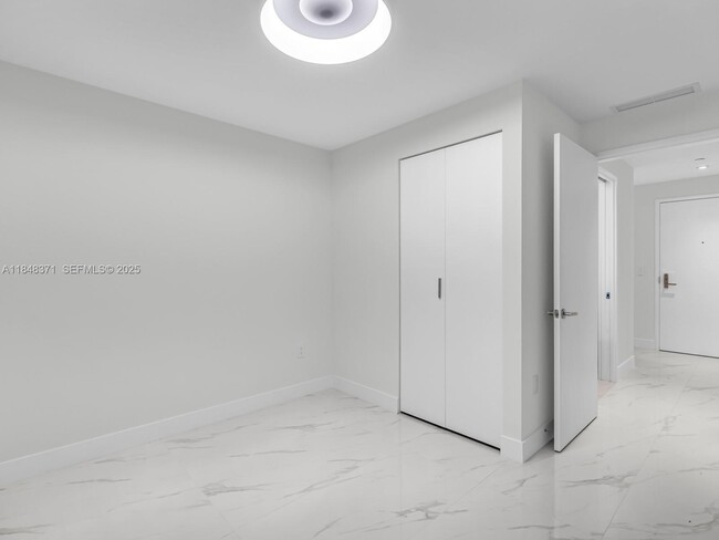 Building Photo - 700 NE 24th St