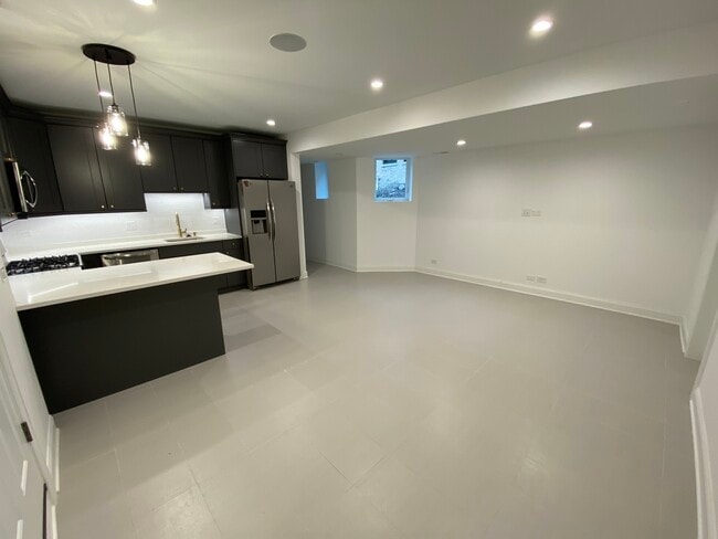 Building Photo - 1114 N Hoyne Ave