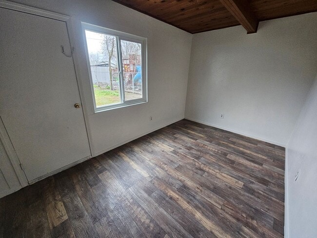 Building Photo - Spacious 4 Bedroom 2 Bath Home WITH BONUS ...