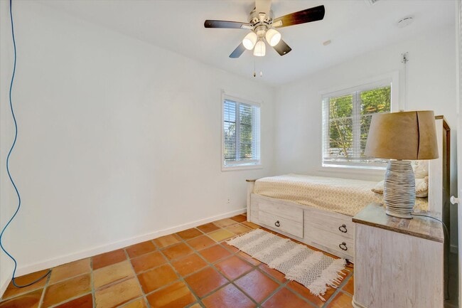 Building Photo - ALL THE CHARM! - Siesta Key 1+ acre on the Bay - 3 bed/ 2 bath pool home