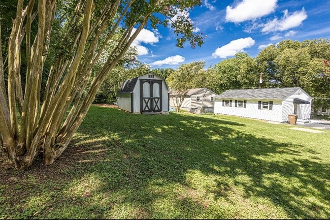 Building Photo - Charming 2-Bed, 1-Bath House in Prime Sout...