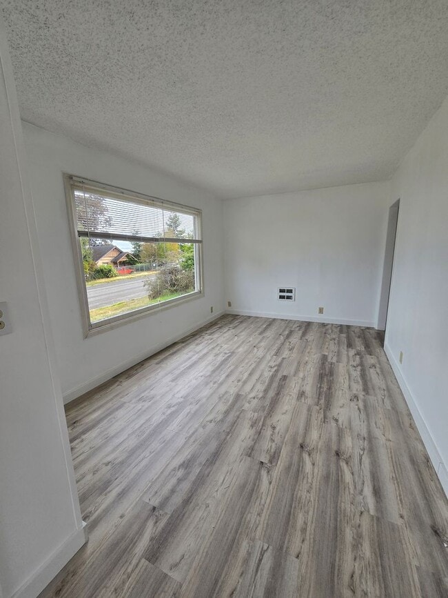 Building Photo - 1818 W 5th St