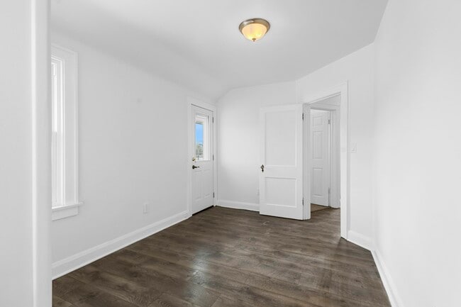 Building Photo - 943 Cloverdale Rd