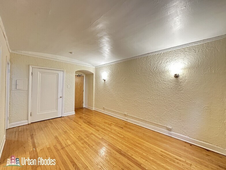 Building Photo - 557 W Arlington Pl