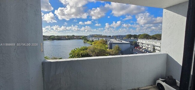 Building Photo - 9375 Fontainebleau Blvd