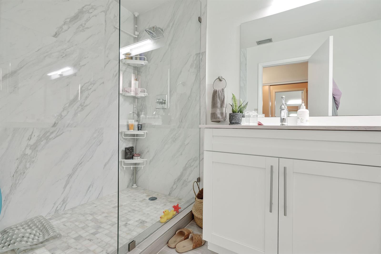 Building Photo - 3961 Adra Ave