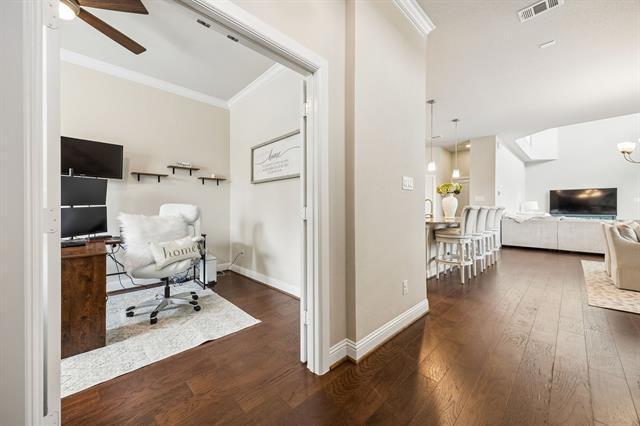 Building Photo - 1800 Roundtree Cir W