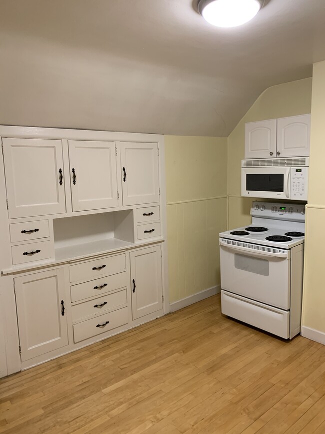 Kitchen (12'x10.5') - 2130 N 62nd St