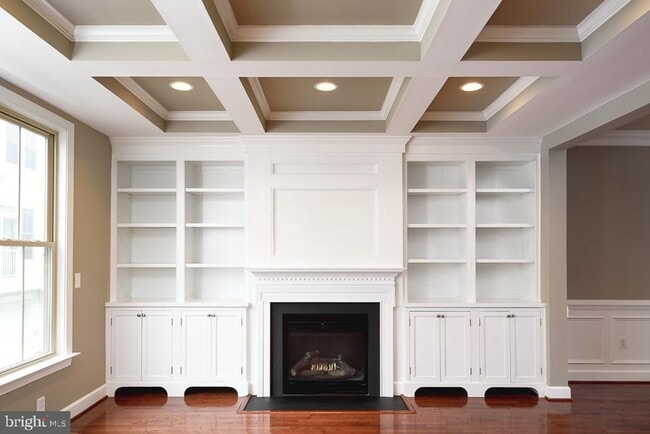 Building Photo - 2638 S Kenmore Ct