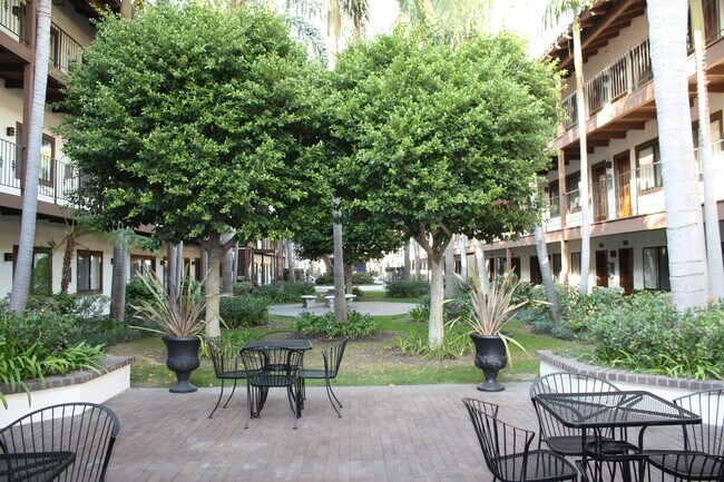 Building Photo - Los Caballeros Clubhouse #1312