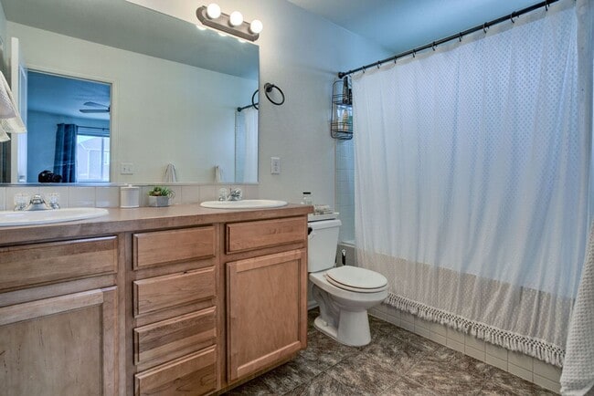 Building Photo - 3 Bedroom 2 1/2 Bath Split Level in Johnstown