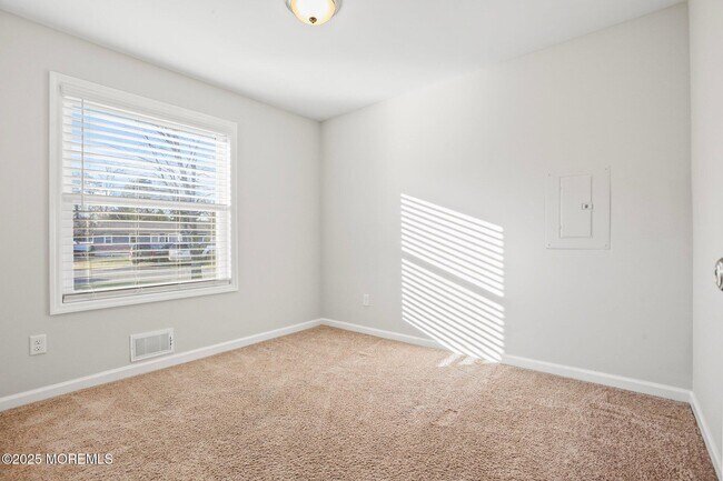 Building Photo - 222 Elmwood Ct