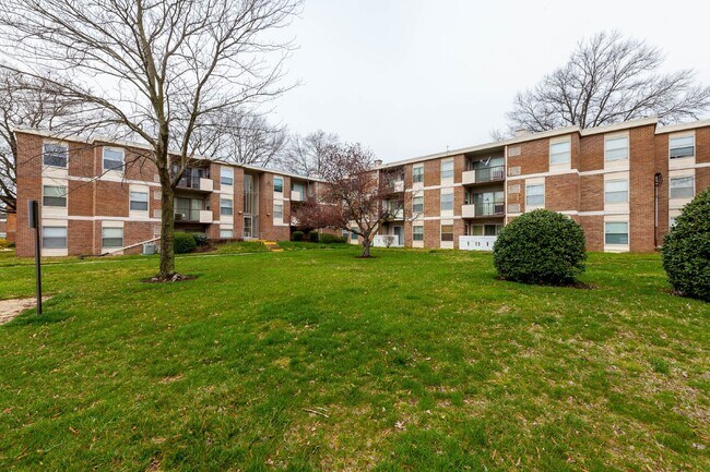 Building Photo - Looking for a 2 bedroom (1 bed w Den/additional small bedroom)