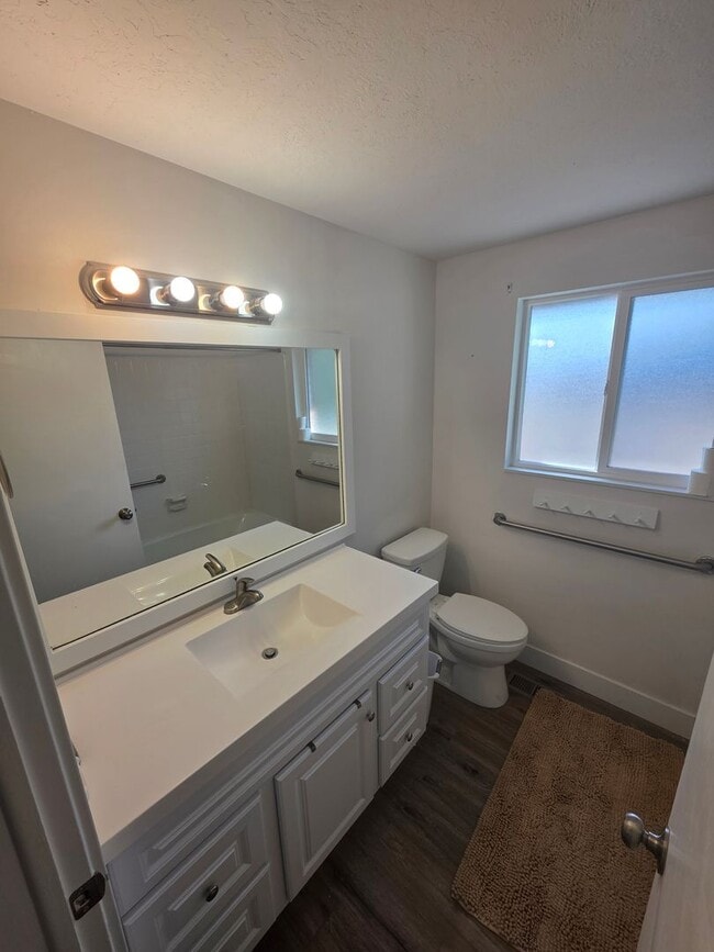 Building Photo - Spacious 4 bedroom 3 bathroom townhouse!