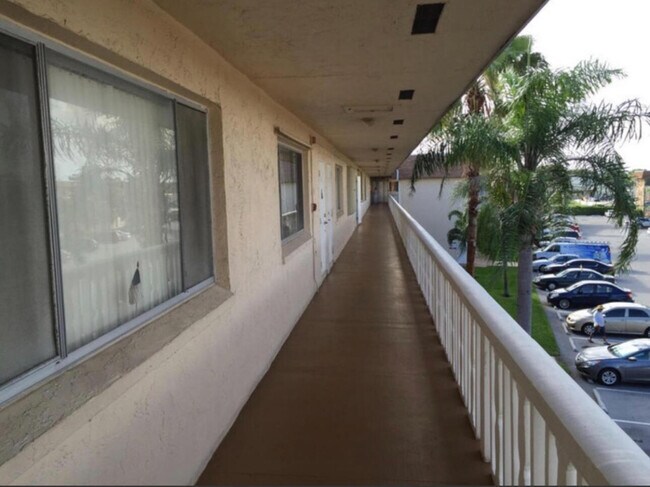 Building Photo - 700 Village Green Ct