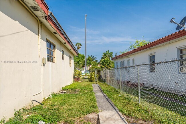 Building Photo - 1510 Normandy Dr