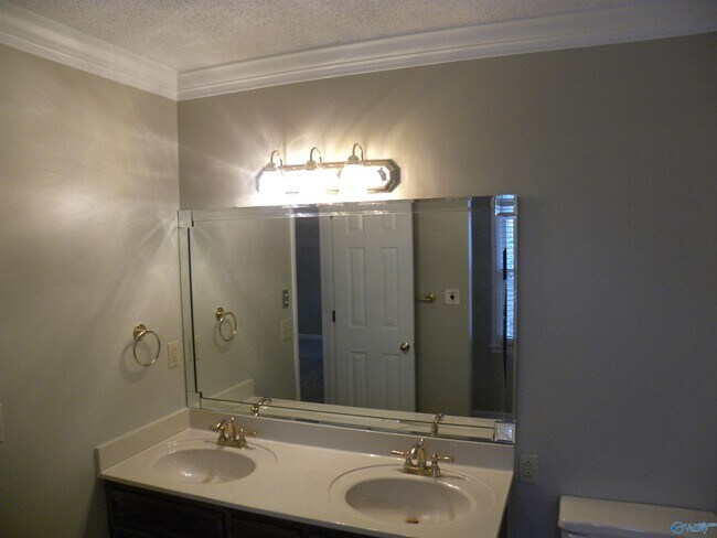 Building Photo - 102 W Lake Cir