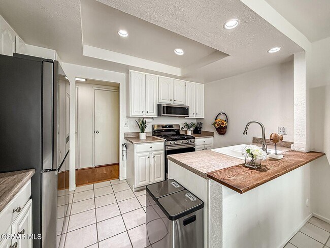 Building Photo - 560 Chapala Dr