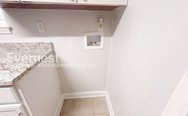 Building Photo - Cozy Home with Fenced Yard and Parking. / 3 Bed & 1 Bath / Availability Now!