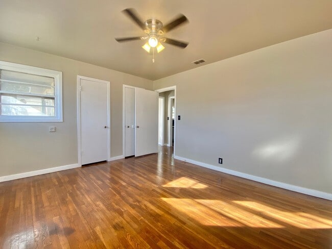 Building Photo - Newly remodeled 3/2 home now available