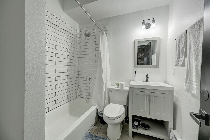 Building Photo - 1925 N Prospect Ave