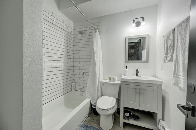 Building Photo - 1925 N Prospect Ave