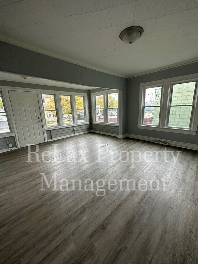 Building Photo - Single Family Home in Waukesha