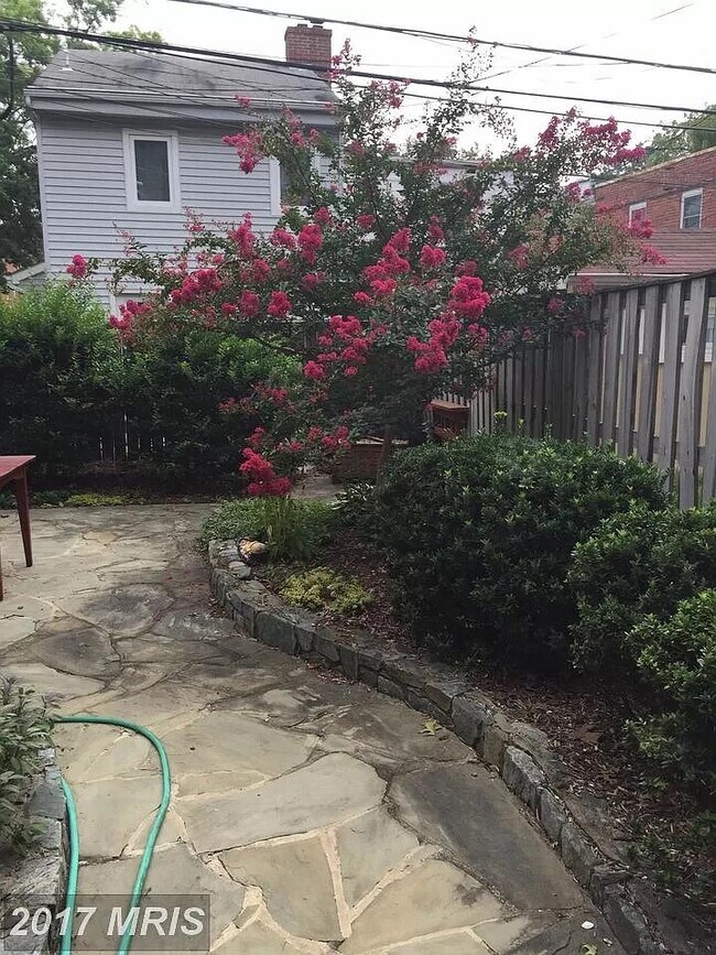 Building Photo - 821 S Ivy St