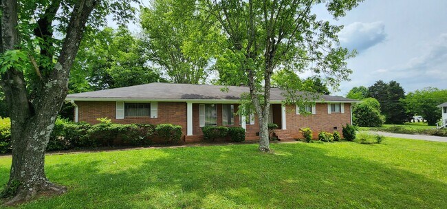 Building Photo - 3 Bed East Brainerd Ranch Home