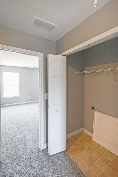 Building Photo - 2217 Landing Walk Dr