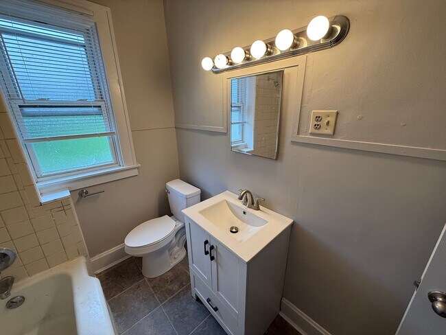 Building Photo - Beautifully Renovated 3 Bedroom/2 Bath - Half off First Month's Rent!