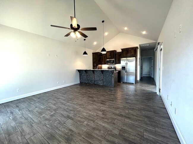 Building Photo - Water included - 1 Bed 1 Bath Near Downtown Rogers