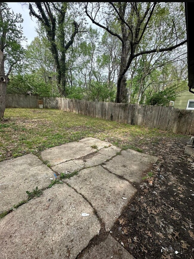 Building Photo - This is a 4 bedroom 1 Full bathroom house which has a spacious living room, dining room and full ...