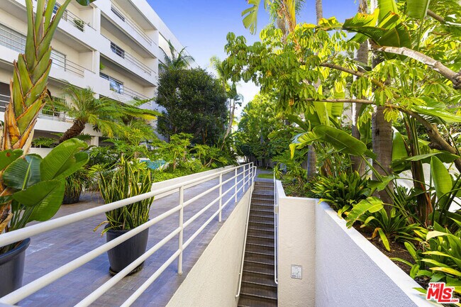 Building Photo - 1131 Alta Loma Rd