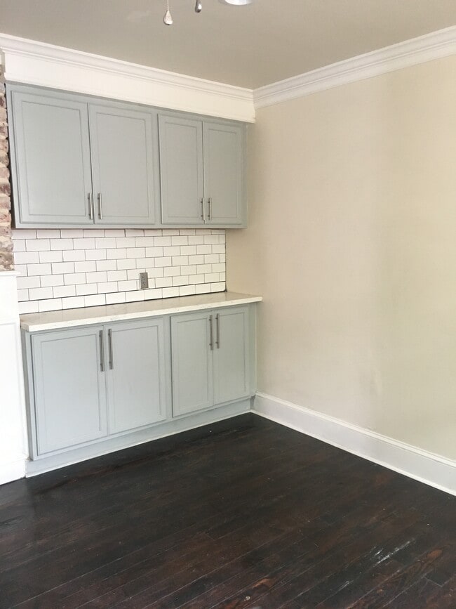 Building Photo - 935 N Roman St