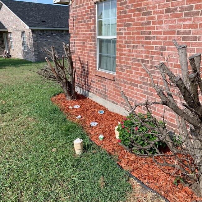 Building Photo - 1716 Manor Garden Curve