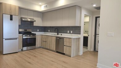 Building Photo - 1530 S Hayworth Ave