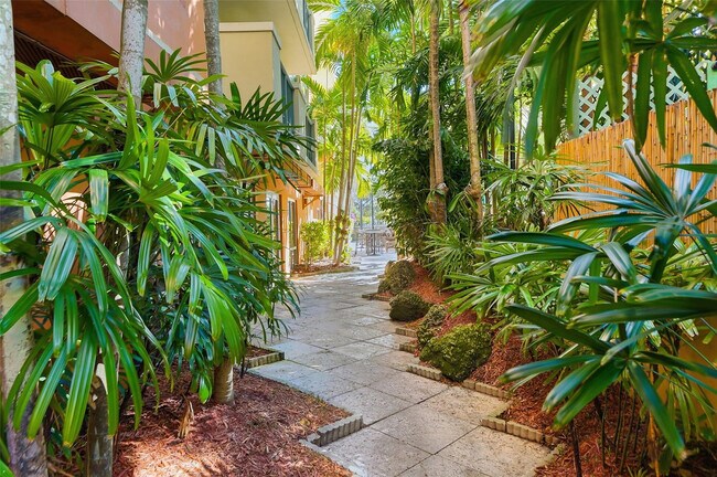 Building Photo - 2951 S Bayshore Dr