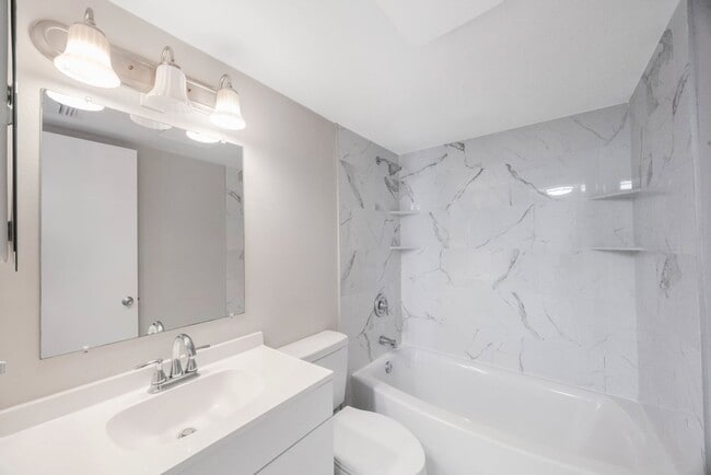 Building Photo - The Oaks at Safety Harbor 3 bedroom 2 bath