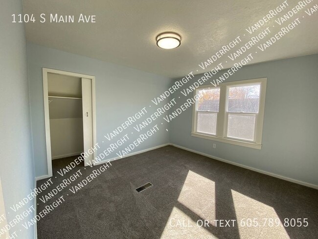 Building Photo - Charming 3 Bedroom House With Office & Fen...