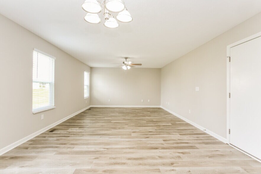 Building Photo - 804 Zeller Dr