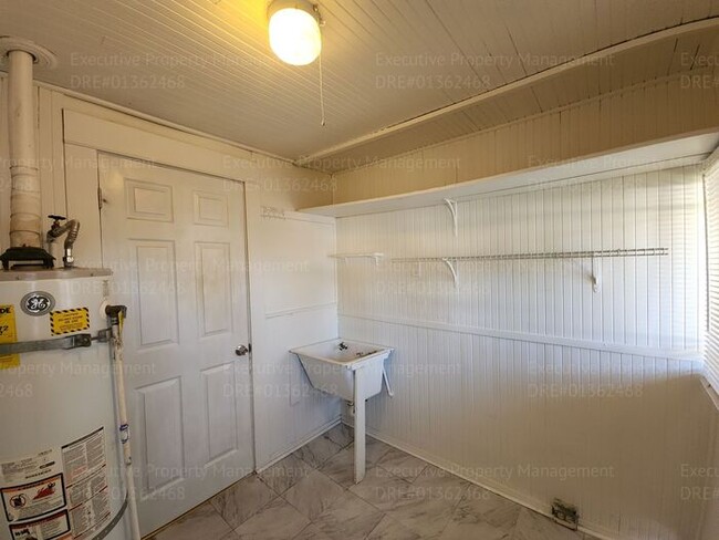 Building Photo - Move in ready. 3 bedrooms/ 1.5 bath, yard,...