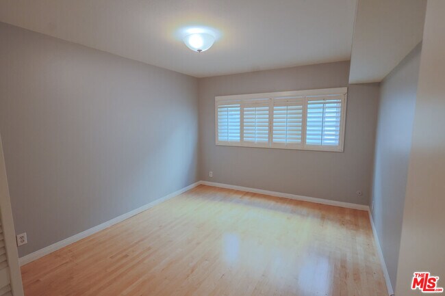 Building Photo - 1250 Kings Rd