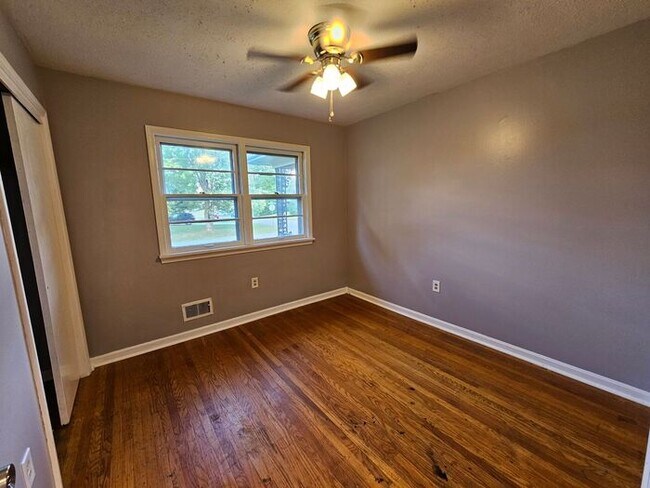 Building Photo - Spacious 3 Bedroom, 1.5 Bath House with Detached Garage