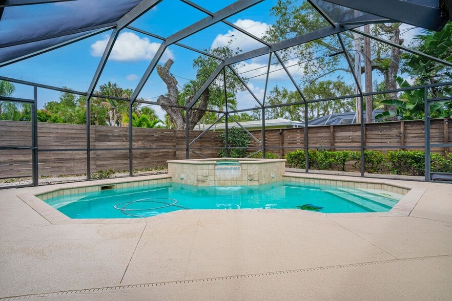 Building Photo - 276 SW 7th Ave