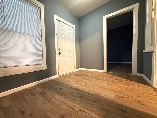 Building Photo - 3BR Single-Family Home with Basement & Off-Street Parking